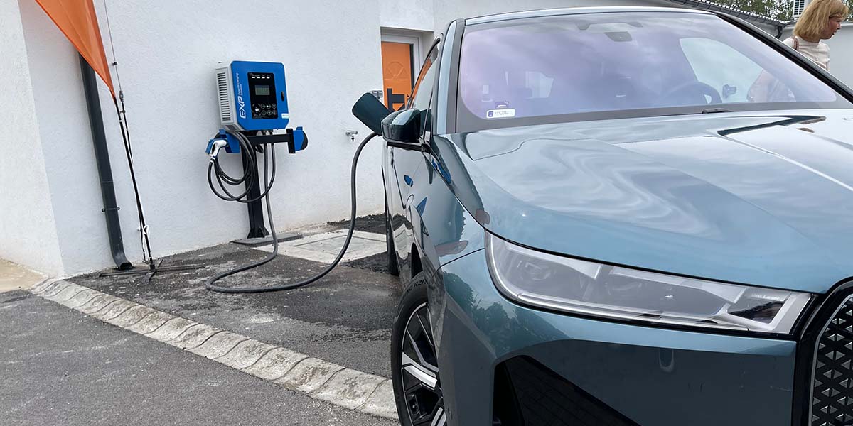 SIXT vecsési bázis — 13 elektromos töltőpont és 50 kW napelemrendszer