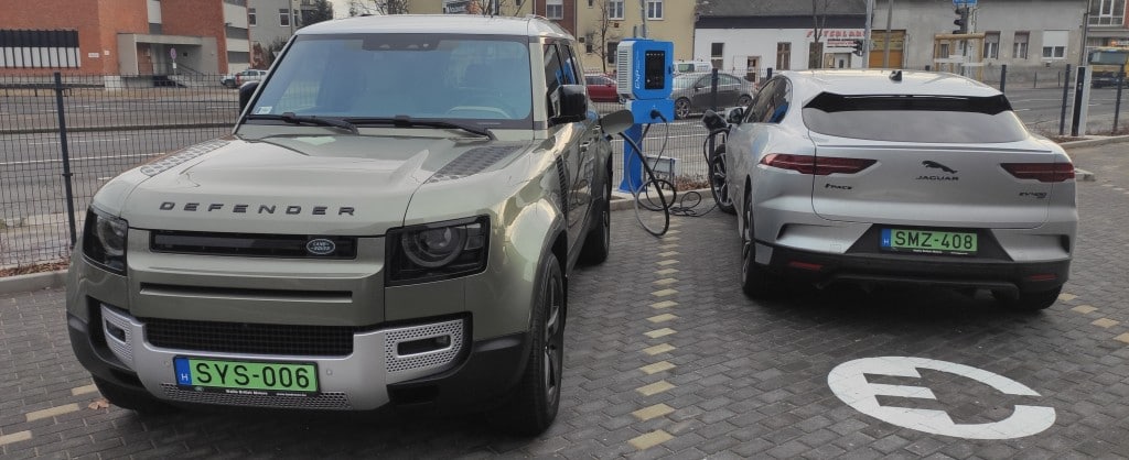 Jaguar-Land Rover márkakereskedés — 3 DC és 4 AC töltési pont
